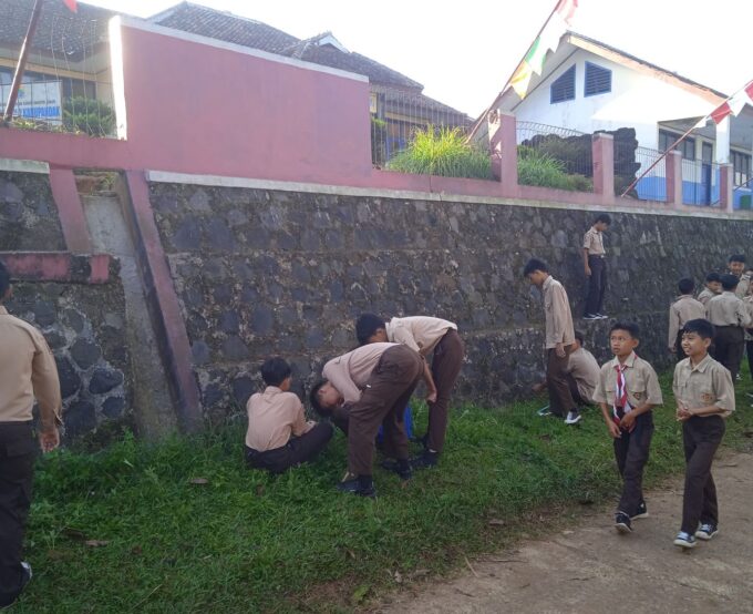 Pentingnya Menjaga Kebersihan Lingkungan Sekolah !